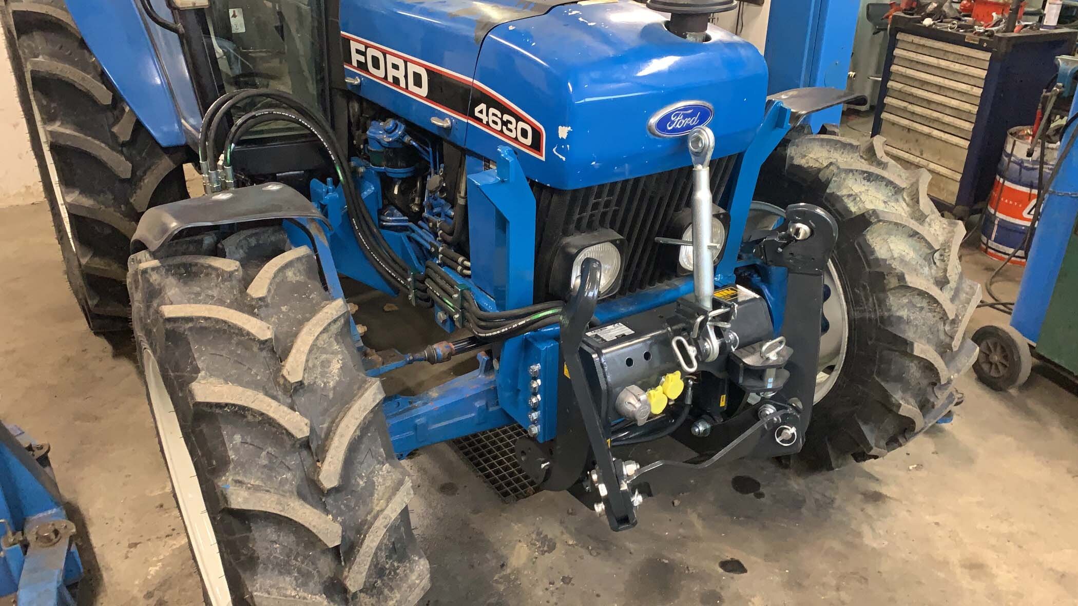 blauer Kleintraktor erhältlich bei Röhrnbacher Hydraulik